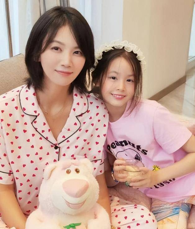 今独自抚养孩子的曹曦文活成人生赢家AG真人网曾情断陈思诚嫁给富商如(图3) 今独自抚养孩子的曹曦文活成人生赢家AG真人网曾情断陈思诚嫁给富商如(图3)