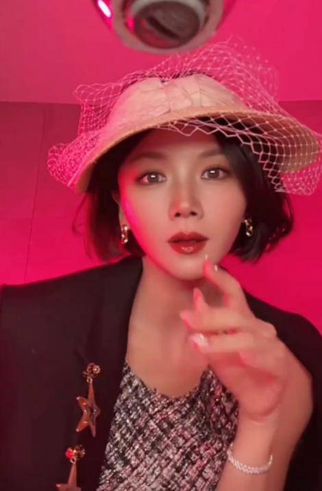 今独自抚养孩子的曹曦文活成人生赢家AG真人网曾情断陈思诚嫁给富商如(图18) 今独自抚养孩子的曹曦文活成人生赢家AG真人网曾情断陈思诚嫁给富商如(图18)