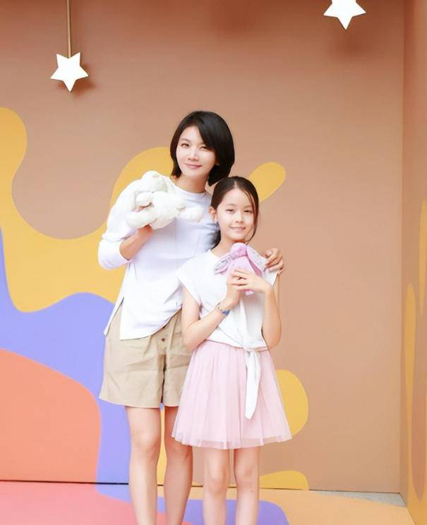 今独自抚养孩子的曹曦文活成人生赢家AG真人网曾情断陈思诚嫁给富商如(图19) 今独自抚养孩子的曹曦文活成人生赢家AG真人网曾情断陈思诚嫁给富商如(图19)